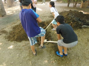 撮影の協力のため、２分ほど穴掘りを手伝ってくれた男子２名